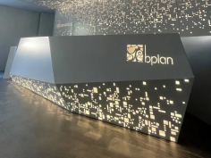 Стойка регистрации от бренда Bplan