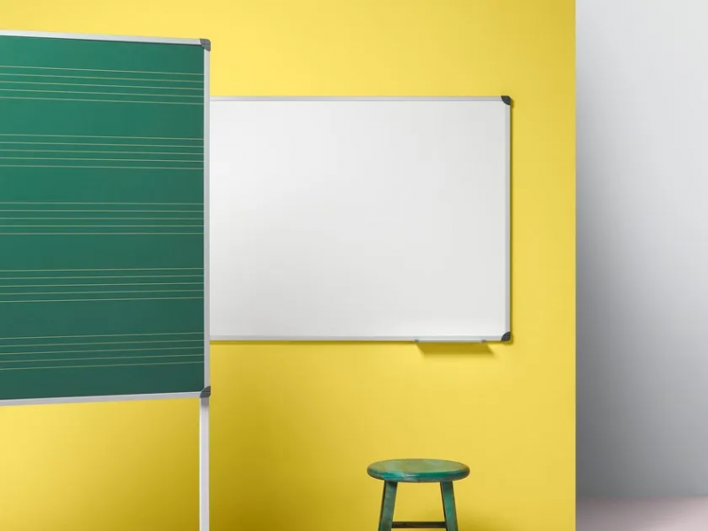 Classic magnetic board