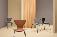 Стул без подлокотников SERIES 7™ 3107 фабрики FRITZ HANSEN