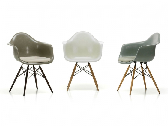 Стул с подлокотниками Eames Fiberglass фабрики Vitra