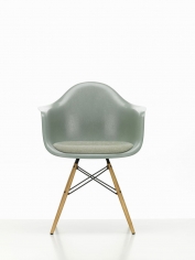 Стул с подлокотниками Eames Fiberglass DAW фабрики Vitra