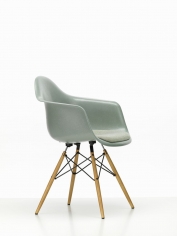 Стул с подлокотниками Eames Fiberglass фабрики Vitra