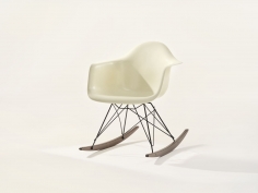 Стул с подлокотниками Eames Fiberglass фабрики Vitra