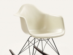 Стул с подлокотниками Eames Fiberglass RAR фабрики Vitra